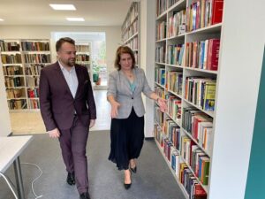 Starachowice. Czytelnia po remoncie. Na zdjęciu: prezydent Marek Materek i dyrektor Miejskiej Biblioteki Publicznej Jolanta Sopińska / Fot. UM Starachowice