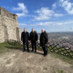 05.04.2023. Chęciny. Wizyta Piotra Glińskiego, wicepremiera i ministra kultury i dziedzictwa narodowego. Na zdjęciu (od lewej): Robert Jaworski - burmistrz Chęcin, Piotr Gliński - wicepremier i minister kultury i dziedzictwa narodowego, poseł Krzysztof Lipiec / Fot. Michał Kita - Radio Kielce