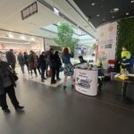 01.04.2023. Kielce. Galeria Echo. Akcja rozdawania sadzonek za baterie i makulaturę / Fot. Paulina Michta - Radio Kielce