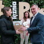 03.04.2023. Busko-Zdrój. Konkurs „Na kreatywne jajo wielkanocne". W kategorii: dorośli - zwyciężyła Adelina Siekierska ze Stopnicy. Nagrodę wręcza dyrektor BSCK Maria Wiśniewska i Robert Burchan, przewodniczący rady gminy w Busku-Zdroju. / Fot. Marta Gajda-Kruk - Radio Kielce