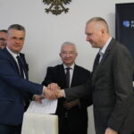19.04.2023. Opatowiec. Podpisanie umów. Na zdjęciu (od lewej): Łukasz Marzec - z-ca burmistrza, burmistrz Sławomir Kowalczyk, poseł Krzysztof Lipiec, Marek Jakóbkiewicz - inspektor nadzoru inwestorskiego. /Fot. Marta Gajda-Kruk - Radio Kielce