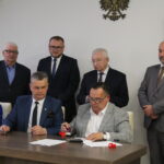 19.04.2023. Opatowiec. Podpisanie umów. Na zdjęciu (od lewej od przodu): Anna Klimaszewska-Luty - skarbnik gminy, burmistrz Sławomir Kowalczyk, wykonawca zadania Arkadiusz Hamczyk – firma Centroplast z Mazur. Z tyłu od lewej: Henryk Kryca - Przewodniczący Rady Miejskiej w Opatowcu, Łukasz Marzec - z-ca burmistrza, poseł Krzysztof Lipiec, Robert Książka – przedstawiciel Banku Gospodarstwa Krajowego. /Fot. Marta Gajda-Kruk - Radio Kielce