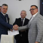 19.04.2023. Opatowiec. Podpisanie umów. Na zdjęciu (od lewej): Łukasz Marzec - z-ca burmistrza, burmistrz Sławomir Kowalczyk, poseł Krzysztof Lipiec, wykonawca zadania Arkadiusz Hamczyk – firma Centroplast z Mazur. /Fot. Marta Gajda-Kruk - Radio Kielce