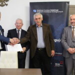 19.04.2023. Opatowiec. Podpisanie umów. Na zdjęciu (od lewej): burmistrz Sławomir Kowalczyk, poseł Krzysztof Lipiec, wykonawca zadania Zdzisław Gaweł z firmy Zakład Remontowo-Budowlany z Buska-Zdroju, Robert Książka – przedstawiciel Banku Gospodarstwa Krajowego. /Fot. Marta Gajda-Kruk - Radio Kielce