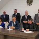 19.04.2023. Opatowiec. Podpisanie umów. Na zdjęciu (od lewej od przodu): Anna Klimaszewska-Luty - skarbnik gminy, burmistrz Sławomir Kowalczyk, wykonawca zadania Jacek Ignacak, IG-BUD Usługi Remontowo-Budowlane z Łatanic. Z tyłu od lewej: Henryk Kryca - Przewodniczący Rady Miejskiej w Opatowcu, Łukasz Marzec - z-ca burmistrza, poseł Krzysztof Lipiec, Robert Książka – przedstawiciel Banku Gospodarstwa Krajowego. /Fot. Marta Gajda-Kruk - Radio Kielce