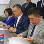 19.04.2023. Opatowiec. Podpisanie umów. Na zdjęciu (od lewej od przodu): Anna Klimaszewska-Luty - skarbnik gminy, burmistrz Sławomir Kowalczyk, wykonawca zadania Krzysztof Wawszczak, Ekoenergia Polska Sp. Z o.o. Kielce. /Fot. Marta Gajda-Kruk - Radio Kielce