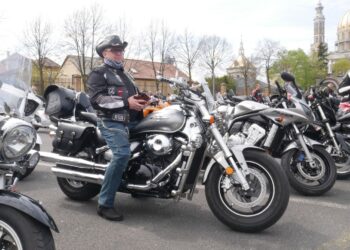 RADIO POZNAŃ. Zainaugurowali sezon w Licheniu. Tysiące motocykli przed sanktuarium