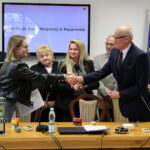 20.04.2023. Pacanów. Podpisanie umów na realizację inwestycji, które mają być wykonane w gminie. Na zdjęciu (od lewej): Artur Czub - przewodniczący rady miejskiej, Marzena Brzdękiewicz - firma Tech-Bud z Połańca, Henryka Komasara - wiceprzewodnicząca rady miejskiej, Dorota Adamczyk - skarbnik miasta i gminy Pacanów, Jan Nowicki - wiceprzewodniczący rady miejskiej, Wiesław Skop - - , burmistrz Pacanowa, poseł Michał Cieślak / Fot. Marta Gajda-Kruk - Radio Kielce