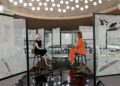 28.04.2023. Kielce. Na zdjęciu (od lewej): Izabela Janiszewska – autorka książki „Ludzie z mgły” i red. Anna Roży - TVP3 Kielce / Fot. TVP3 Kielce