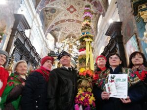 02.04.2023. Pińczów. Rozstrzygnięcie konkursu na najpiękniejszą i najwyższą palmę wielkanocną. Nagroda za najpiękniejszą palmę tradycyjną trafiła do Koła Gospodyń Wiejskich „Skowronianki” ze Skowronna Dolnego / Fot. Marta Gajda-Kruk – Radio Kielce