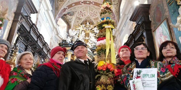 02.04.2023. Pińczów. Rozstrzygnięcie konkursu na najpiękniejszą i najwyższą palmę wielkanocną. Nagroda za najpiękniejszą palmę tradycyjną trafiła do Koła Gospodyń Wiejskich „Skowronianki” ze Skowronna Dolnego / Fot. Marta Gajda-Kruk – Radio Kielce