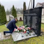 02.04.2023. Szałas w gminie Zagnańsk. Kwiaty przy pomniku upamiętniającym pomordowanych składa Mirosław Gębski - starosta kielecki. / Fot. Daniel Czwartosz - Radio Kielce