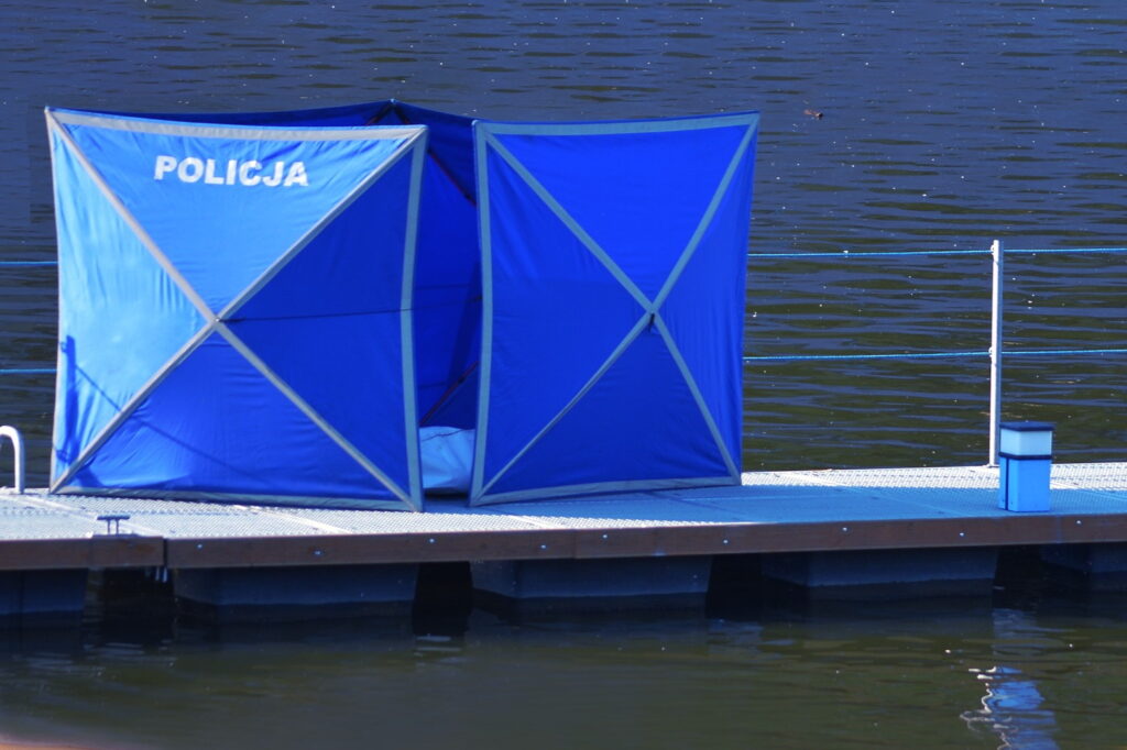 Telefon alarmowy. Tragedie nad wodą - Radio Kielce Utonęły dwie osoby, policja apeluje o czujność nad wodą
