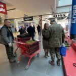 01.04.2023. Kielce. Galeria Echo. Akcja rozdawania sadzonek za baterie i makulaturę / Fot. Paulina Michta - Radio Kielce