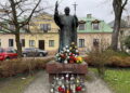 02.04.2023. Kielce. Pomnik na placu św. Jana Pawła II przy kieleckiej katedrze. / Fot. Daniel Czwartosz - Radio Kielce