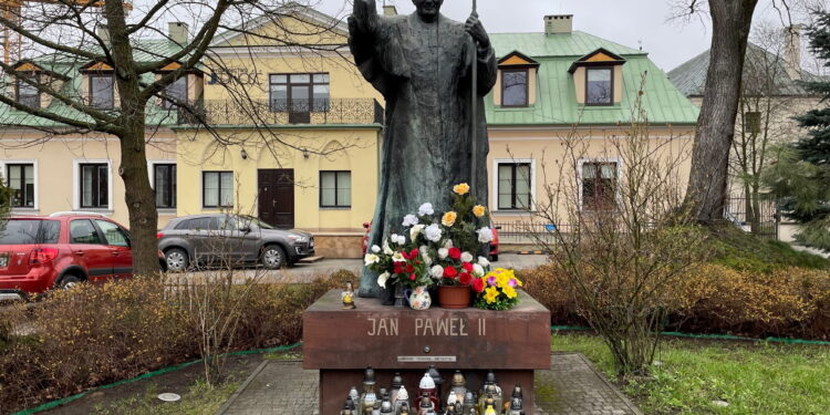 02.04.2023. Kielce. Pomnik na placu św. Jana Pawła II przy kieleckiej katedrze. / Fot. Daniel Czwartosz - Radio Kielce