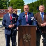 22.05.2023. Sandomierz. Powiatowe obchody Dnia Strażaka. Na zdjęciu (od lewej): Andrzej Kryj - poseł PiS, Marek Kwitek - poseł PiS i Jarosław Rusiecki - senator PiS / Fot. Grażyna Szlęzak - Radio Kielce