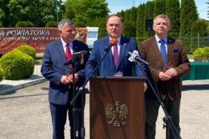 22.05.2023. Sandomierz. Powiatowe obchody Dnia Strażaka. Na zdjęciu (od lewej): Andrzej Kryj - poseł PiS, Marek Kwitek - poseł PiS i Jarosław Rusiecki - senator PiS / Fot. Grażyna Szlęzak - Radio Kielce