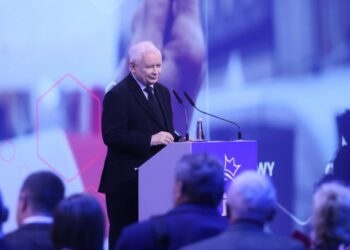 13.05.2023. Warszawa. Prezes PiS Jarosław Kaczyński przemawia na konwencji programowej Prawa i Sprawiedliwości / źródło: PAP/Leszek Szymański