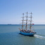 29.05.2023. Gdynia. Pożegnanie żaglowca „Dar Młodzieży” przy nabrzeżu Pomorskim w Gdyni. Statek wychodzi w niemal półroczny rejs, podczas którego pokona około 12 500 mil morskich. Weźmie m.in. udział w regatach The Tall Ships Races i przejdzie równik upamiętniając w ten sposób 100-lecie przekroczenia najdłuższego równoleżnika przez pierwszy statek pod polską banderą – żaglowiec „Lwów” / Fot. PAP - Adam Warżawa