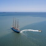 29.05.2023. Gdynia. Pożegnanie żaglowca „Dar Młodzieży” przy nabrzeżu Pomorskim w Gdyni. Statek wychodzi w niemal półroczny rejs, podczas którego pokona około 12 500 mil morskich. Weźmie m.in. udział w regatach The Tall Ships Races i przejdzie równik upamiętniając w ten sposób 100-lecie przekroczenia najdłuższego równoleżnika przez pierwszy statek pod polską banderą – żaglowiec „Lwów” / Fot. PAP - Adam Warżawa