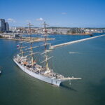 29.05.2023. Gdynia. Pożegnanie żaglowca „Dar Młodzieży” przy nabrzeżu Pomorskim w Gdyni. Statek wychodzi w niemal półroczny rejs, podczas którego pokona około 12 500 mil morskich. Weźmie m.in. udział w regatach The Tall Ships Races i przejdzie równik upamiętniając w ten sposób 100-lecie przekroczenia najdłuższego równoleżnika przez pierwszy statek pod polską banderą – żaglowiec „Lwów” / Fot. PAP - Adam Warżawa