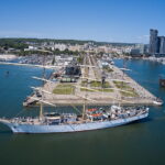 29.05.2023. Gdynia. Pożegnanie żaglowca „Dar Młodzieży” przy nabrzeżu Pomorskim w Gdyni. Statek wychodzi w niemal półroczny rejs, podczas którego pokona około 12 500 mil morskich. Weźmie m.in. udział w regatach The Tall Ships Races i przejdzie równik upamiętniając w ten sposób 100-lecie przekroczenia najdłuższego równoleżnika przez pierwszy statek pod polską banderą – żaglowiec „Lwów” / Fot. PAP - Adam Warżawa