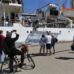 29.05.2023. Gdynia. Pożegnanie żaglowca „Dar Młodzieży” przy nabrzeżu Pomorskim w Gdyni. Statek wychodzi w niemal półroczny rejs, podczas którego pokona około 12 500 mil morskich. Weźmie m.in. udział w regatach The Tall Ships Races i przejdzie równik upamiętniając w ten sposób 100-lecie przekroczenia najdłuższego równoleżnika przez pierwszy statek pod polską banderą – żaglowiec „Lwów” / Fot. PAP - Adam Warżawa