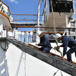 29.05.2023. Gdynia. Pożegnanie żaglowca „Dar Młodzieży” przy nabrzeżu Pomorskim w Gdyni. Statek wychodzi w niemal półroczny rejs, podczas którego pokona około 12 500 mil morskich. Weźmie m.in. udział w regatach The Tall Ships Races i przejdzie równik upamiętniając w ten sposób 100-lecie przekroczenia najdłuższego równoleżnika przez pierwszy statek pod polską banderą – żaglowiec „Lwów” / Fot. PAP - Adam Warżawa