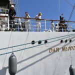 29.05.2023. Gdynia. Pożegnanie żaglowca „Dar Młodzieży” przy nabrzeżu Pomorskim w Gdyni. Statek wychodzi w niemal półroczny rejs, podczas którego pokona około 12 500 mil morskich. Weźmie m.in. udział w regatach The Tall Ships Races i przejdzie równik upamiętniając w ten sposób 100-lecie przekroczenia najdłuższego równoleżnika przez pierwszy statek pod polską banderą – żaglowiec „Lwów” / Fot. PAP - Adam Warżawa