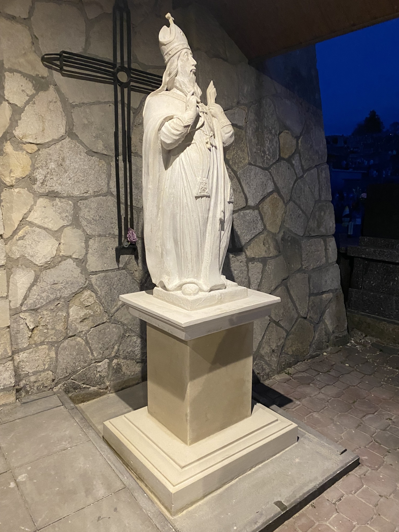 Odnowiona figura świętego Wojciecha stanęła na cmentarzu w Skalbmierzu / Fot. UMiG Skalbmierz