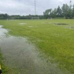 Połaniec. Zalane od deszczu boisko Czarnych Połaniec / Fot. mksczarnipolaniec.pl