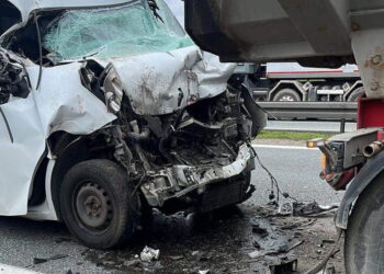 Zginął kierowca pojazdu dostawczego, który wjechał w ciężarówkę