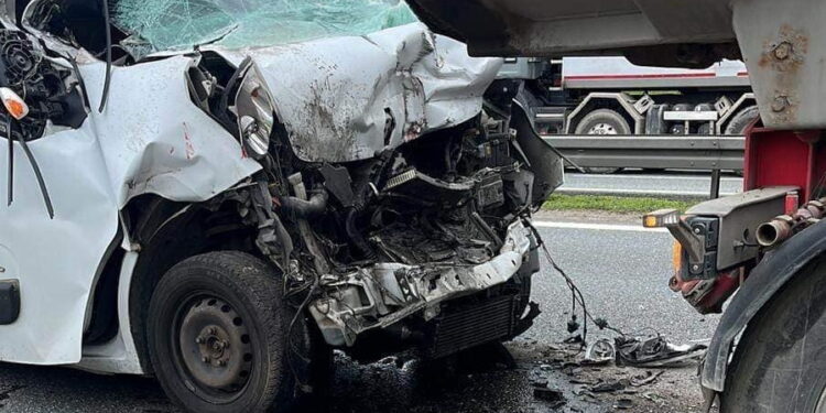 Zginął kierowca pojazdu dostawczego, który wjechał w ciężarówkę