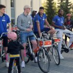 31.05.2023. Kielce. Wspólna przejażdżka rowerowa piłkarzy ręcznych Barlinka Industrii Kielce, zastępcy prezydenta Kielc Marcina Chłodnickiego i kibiców / Fot. Mosir Kielce - Facebook