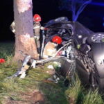 Auto uderzyło w drzewo. Śmierć poniosły dwie osoby