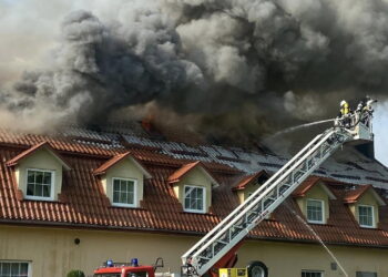 Płonący hotel gasi dwadzieścia zastępów straży. Milionowe straty