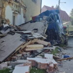 Siłą rozpędu wbił się w dom jednorodzinny