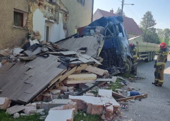 Siłą rozpędu wbił się w dom jednorodzinny