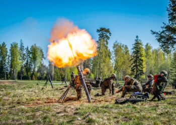 Pod osłoną nocy lądowali i walczyli na lotnisku