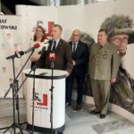 15.05.2023. Opatów. Rekrutacja wojskowa.Na zdjęciu (od lewej): Małgorzata Jalowska - wicestarosta opatowski, senator Jarosław Rusiecki, Tomasz Staniek - starosta opatowski, ppłk Janusz Głodowski - szef Wojskowego Centrum Rekrutacji w Sandomierzu / Fot. Grażyna Szlęzak - Radio Kielce