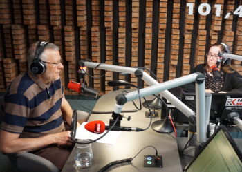 16.05.2023. Radio Kielce. Punkty Widzenia. Na zdjęciu (od lewej): doktor nauk medycznych Wojciech Przybylski - konsultant wojewódzki w dziedzinie zdrowia publicznego, Iwona Murawska-Bujnowicz - Radio Kielce. / Fot. Dionizy Krawczyński - Radio Kielce