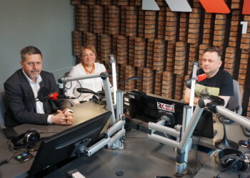 23.05.2023. Radio Kielce. Punkty Widzenia. Na zdjęciu (od lewej): Jarosław Karyś - przewodniczący kieleckiej rady miasta, Anna Myślińska - kielecka radna, Robert Szumielewicz - dziennikarz Radia Kielce. / Fot. Dionizy Krawczyński - Radio Kielce