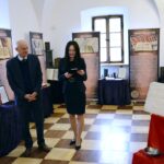 20.05.2023. Sandomierz. Wernisaż wystawy „Historia Biblii”. Na zdjęciu (od lewej): Marek Jankowski i Paulina Leśniak - Sandomierskie Centrum Kultury / źródło: Sandomierskie Centrum Kultury