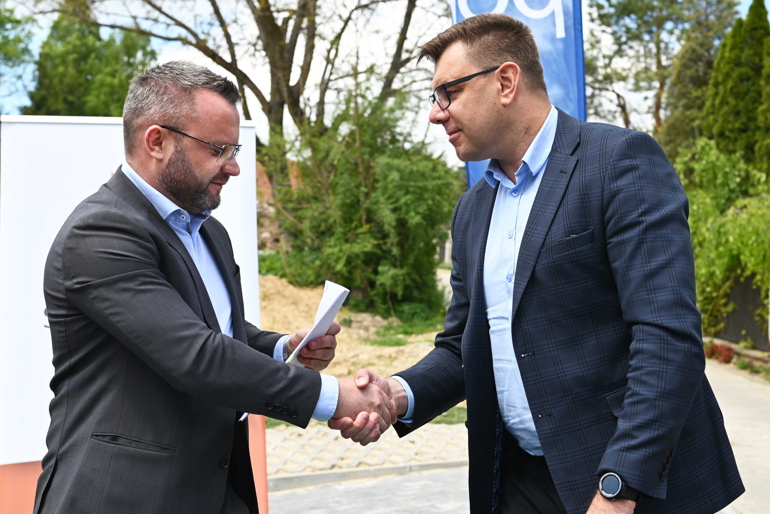 Na zdjęciu (od lewej): Paweł Woźnica - dyrektor techniczny PBI i Marcin Marzec burmistrz Sandomierza. / Fot. UM Sandomierz