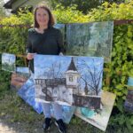 27.05.2023. Gosań. Wystawa malarstwa na płotach. Na zdjęciu: Elżbieta Nowak / Fot. Magdalena Galas-Klusek - Radio Kielce