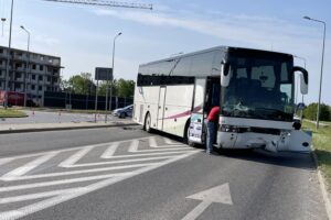 30.05.2023. Końskie. Autobus przewożący dzieci zderzył się z samochodem osobowym / Fot. Magdalena Galas-Klusek - Radio Kielce