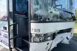 30.05.2023. Końskie. Autobus przewożący dzieci zderzył się z samochodem osobowym / Fot. Magdalena Galas-Klusek - Radio Kielce
