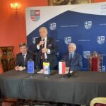 08.05.2023. Podzamcze. Na zdjęciu (od lewej): Andrzej Pruś - przewodniczący sejmiku województwa, marszałek Andrzej Bętkowski, Marek Jońca - członek zarządu województwa / Fot. Monika Miller - Radio Kielce