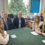 08.05.2023. Sandomierz. Członkowie Sejmu Dzieci i Młodzieży z Sandomierza na konferencji z posłem Markiem Kwitkiem. / Fot. Grażyna Szlęzak - Radio Kielce